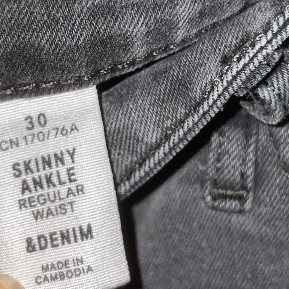 𝅺GRAY Skinny Jeans - Picture 4 of 12